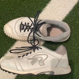Women’s size 11 Ringor turf shoes with pitching toe in excellent condition